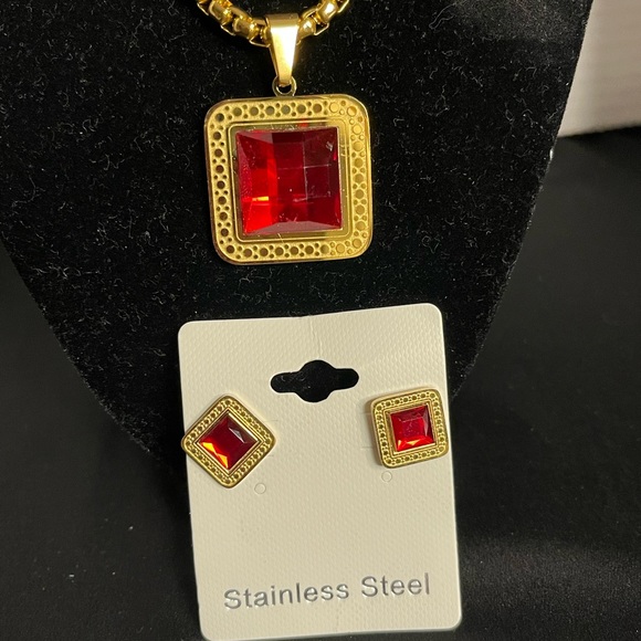 FASHION JEWELRY NECKLACE & EARRINGS SET GOLD COLOR STAINLESS STEEL RED PENDANT - Picture 8 of 9